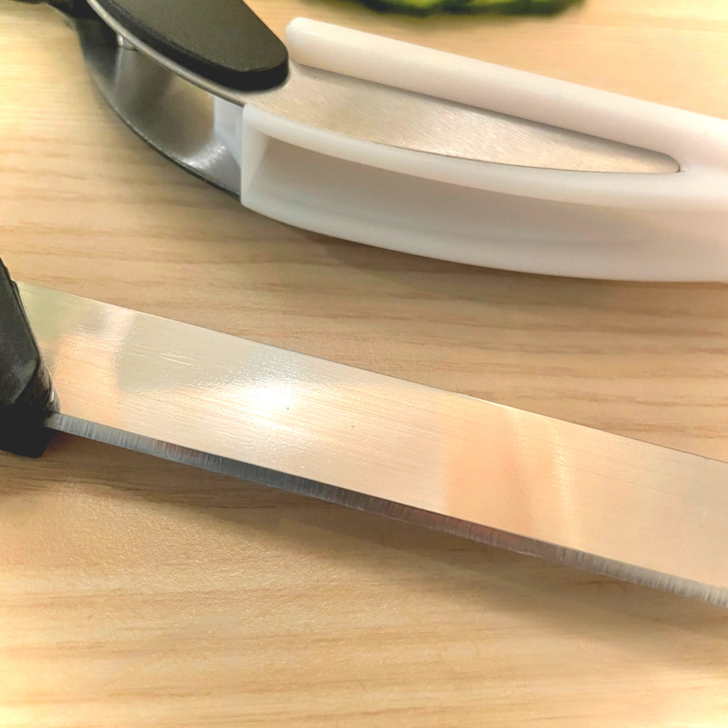 EasySlice: The Smart Kitchen Scissors